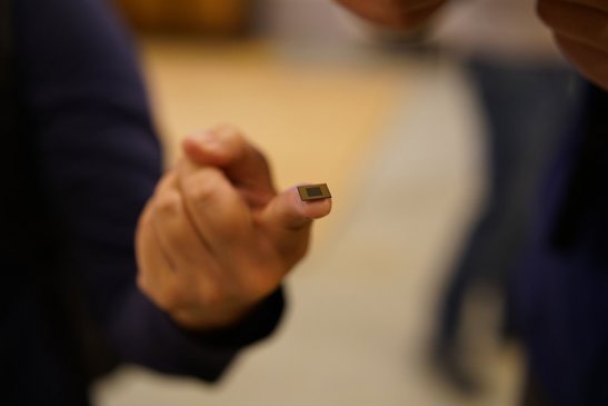 3D曲面玻璃+2400万像素 努比亚Z18mini评测