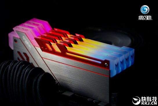 支持全平台主板！影驰极光幻影光效体验