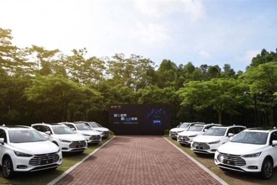 比亚迪唐DiLink网联系统实车体验：14寸巨屏吃鸡