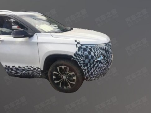 外观小幅调整 宝骏新款510路试谍照曝光