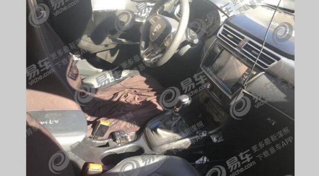 沿用汽油版设计 荣威i5内饰谍照曝光