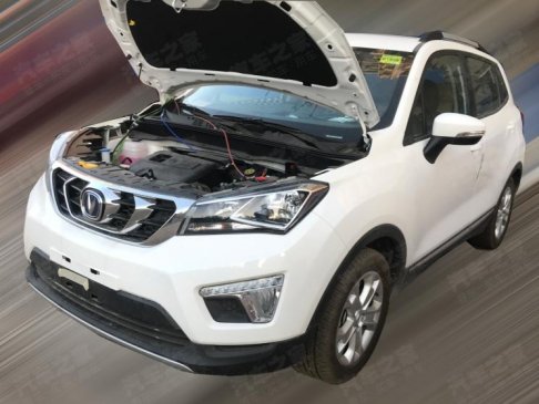 内饰与时俱进 长安新款CS15谍照曝光