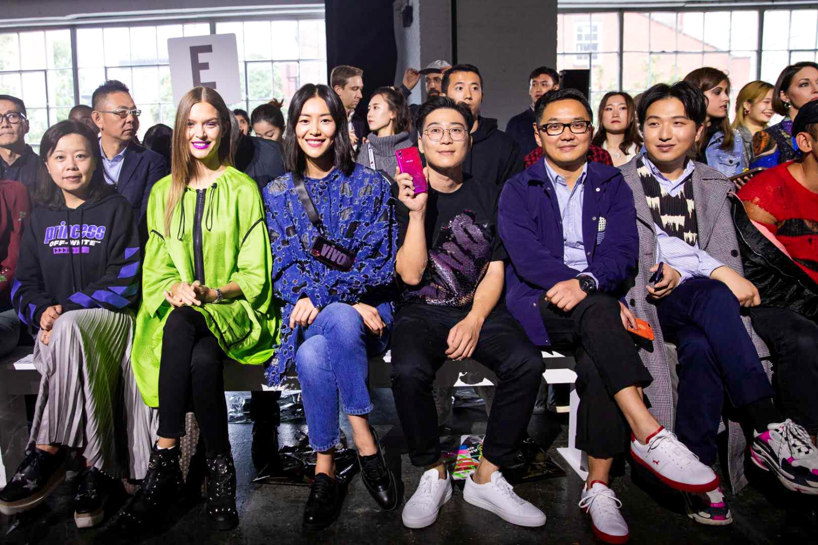 vivo联合设计师品牌Angel Chen，打造史上首次手机产品T台秀