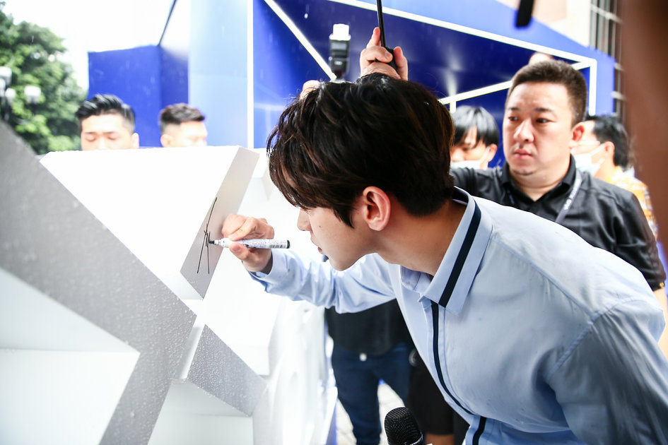 X23主题路演活动开启，蔡徐坤带你一同领略光感新时尚