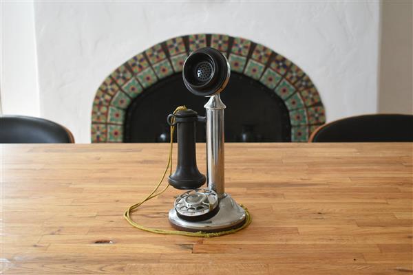 这个比iPhone还贵的老式电话 竟是精心设计的智能音箱 