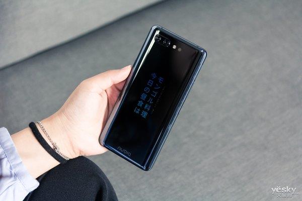 努比亚X上手：双屏护眼 连续10小时阅读无压力