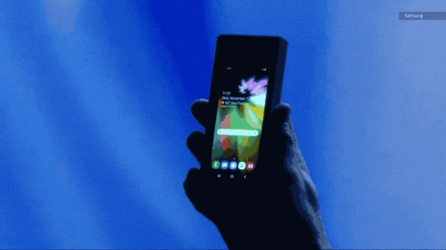 全面屏已经不够瞧 折叠手机是明年潮流