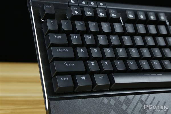 达尔优EK812升级版上手：这是我在入门级上看到最好看的灯效