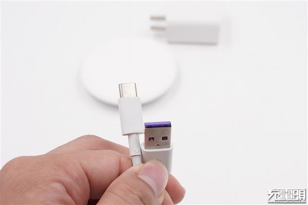 华为无线充电器测试：苹果/三星通吃！