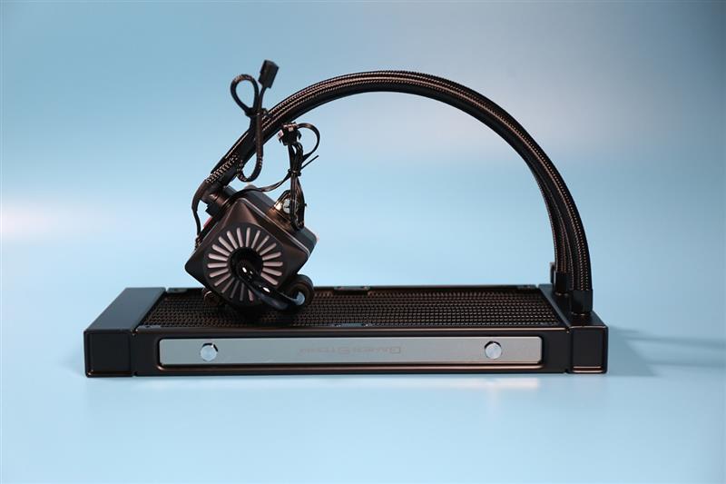 灯效高级绝不漏液！玩家风暴船长240 PRO水冷散热器评测：轻松压制9900K