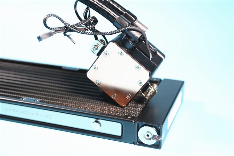 灯效高级绝不漏液！玩家风暴船长240 PRO水冷散热器评测：轻松压制9900K