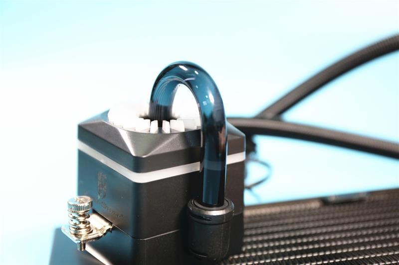 灯效高级绝不漏液！玩家风暴船长240 PRO水冷散热器评测：轻松压制9900K