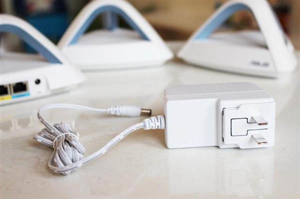 华硕Lyra Trio金字塔路由上手：大户型Wi-Fi覆盖无死角