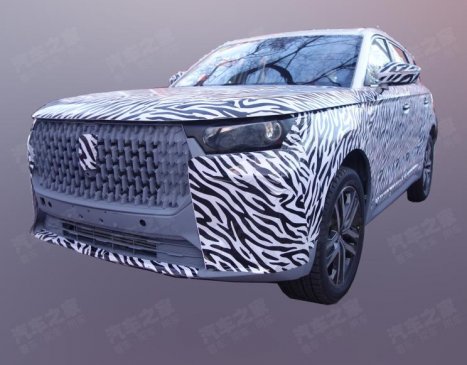 贯穿式大屏幕 奔腾全新SUV路试谍照