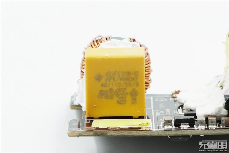 联想thinkplus口红电源拆解：内部设计精湛