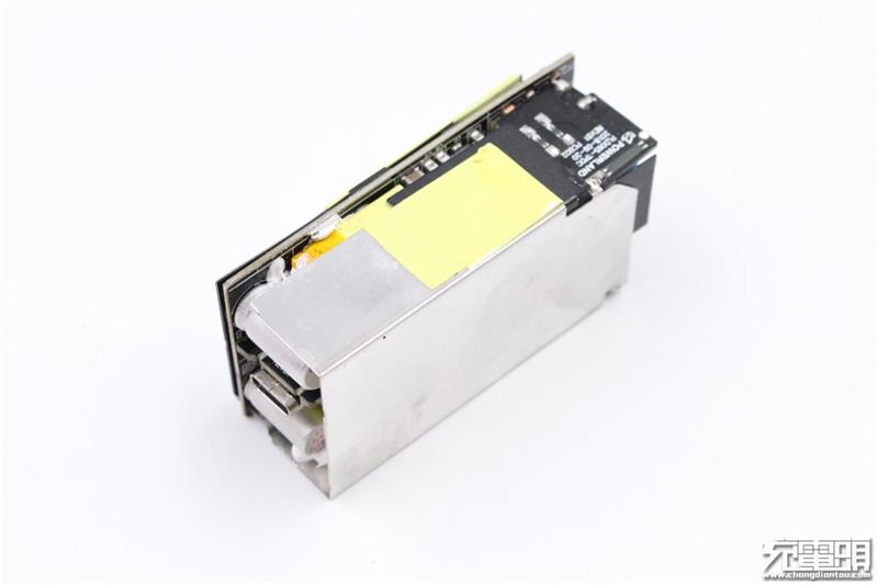 联想thinkplus口红电源拆解：内部设计精湛