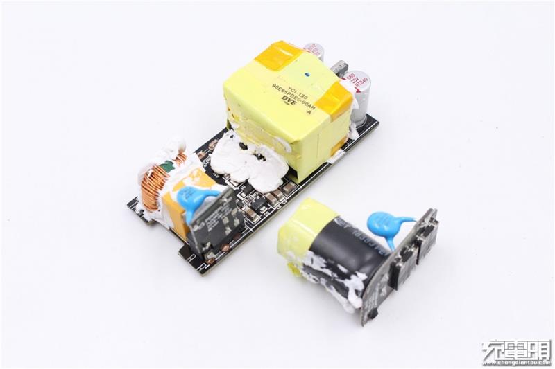 联想thinkplus口红电源拆解：内部设计精湛