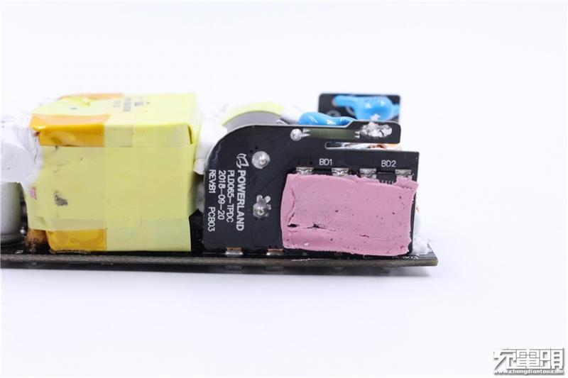 联想thinkplus口红电源拆解：内部设计精湛