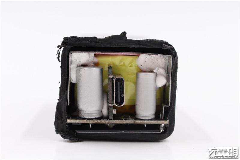 联想thinkplus口红电源拆解：内部设计精湛