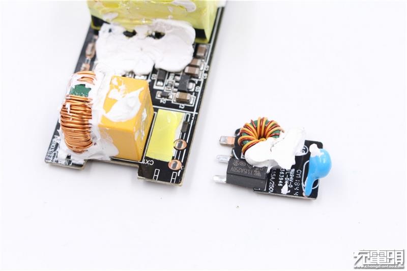 联想thinkplus口红电源拆解：内部设计精湛