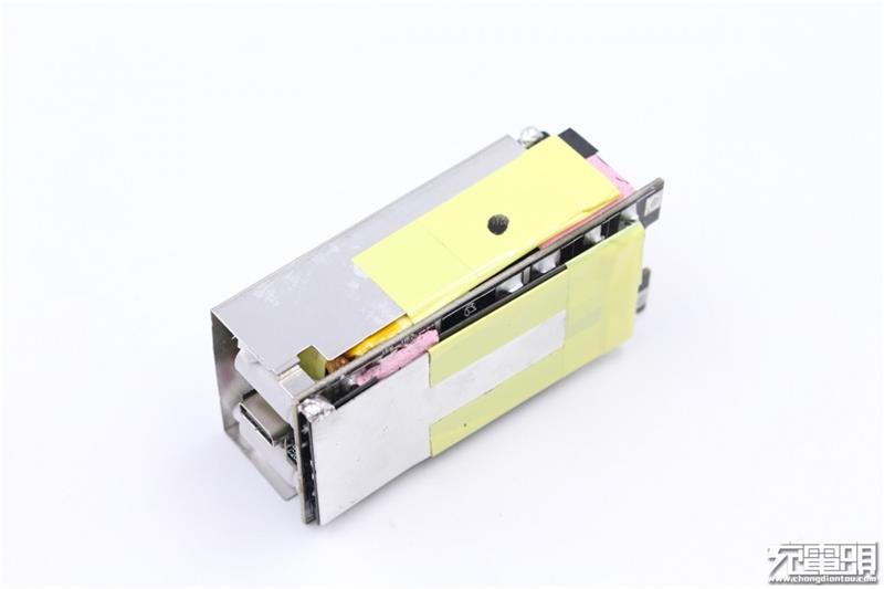 联想thinkplus口红电源拆解：内部设计精湛