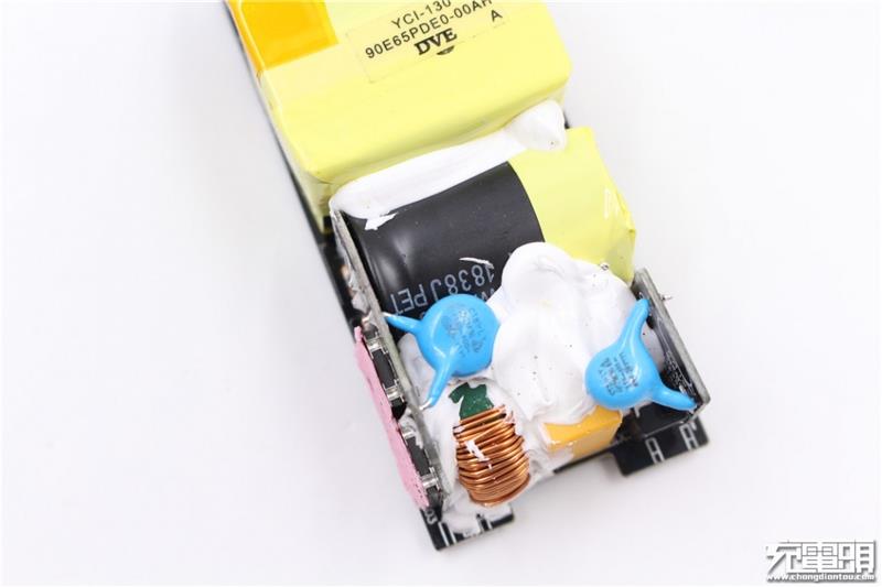 联想thinkplus口红电源拆解：内部设计精湛