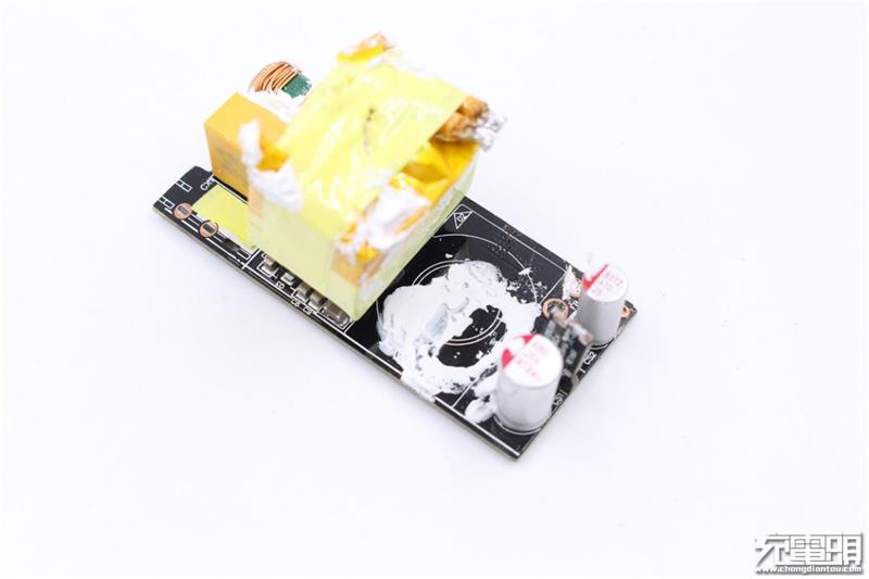 联想thinkplus口红电源拆解：内部设计精湛