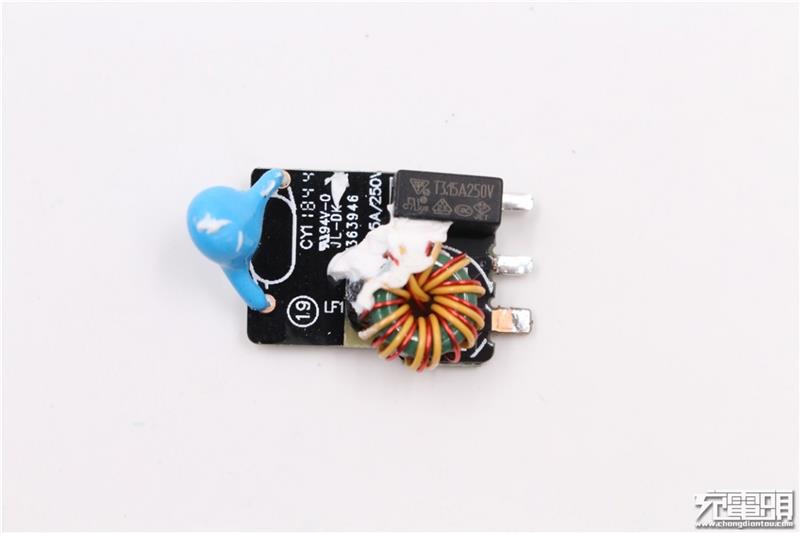 联想thinkplus口红电源拆解：内部设计精湛