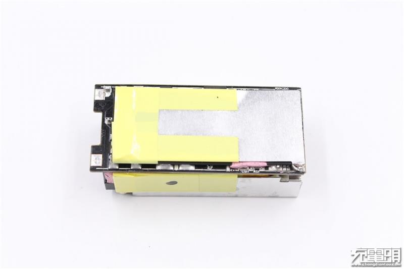 联想thinkplus口红电源拆解：内部设计精湛