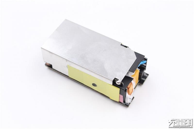 联想thinkplus口红电源拆解：内部设计精湛