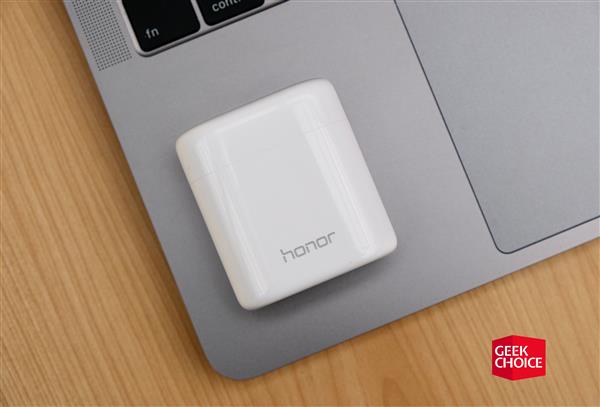 荣耀FlyPods Pro真无线耳机<a href='https://www.ivipi.com/pc/' target='_blank'><u>体验</u></a>：一句话解锁手机的骨声纹识别