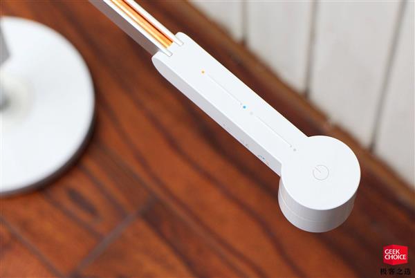 戴森Lightcycle台灯体验：4000块的台灯居然觉得挺值