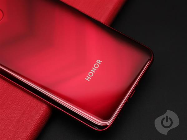 年度收官之作荣耀V20上手：2999元超值