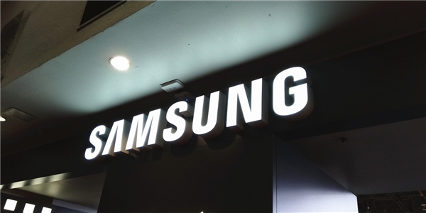 在一架飞往伦敦的飞机上 一位乘客的三星手机突然起火