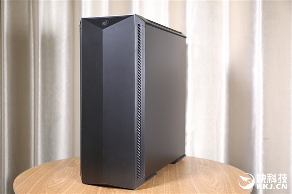 微星MPG氪金枪100电竞机箱图赏：4mm钢化玻璃侧透