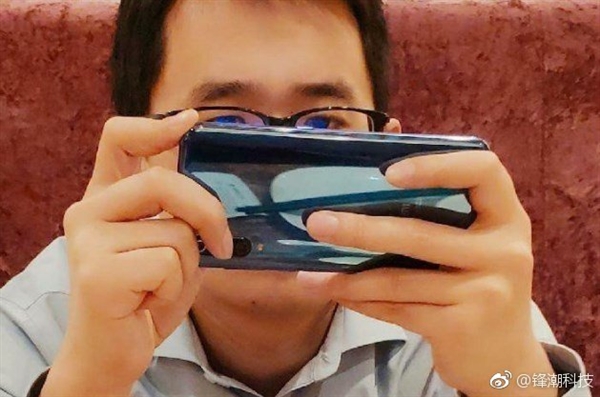 小米9真机谍照首曝：“感叹号”式三摄/屏幕指纹
