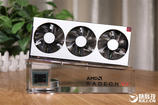 全球首款7nm游戏卡！AMD Radeon VII显卡开箱图赏