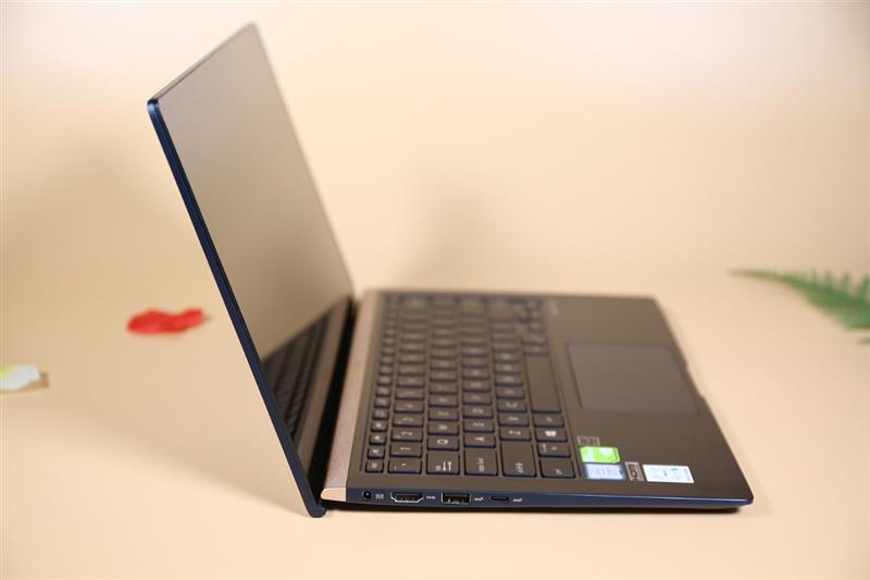 A4纸大小的14英寸笔记本！华硕灵耀U 2代评测：同价位无敌