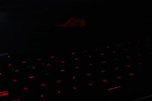 ROG冰刃3s Plus上手：超薄高性能兼得 轻薄本中的机皇