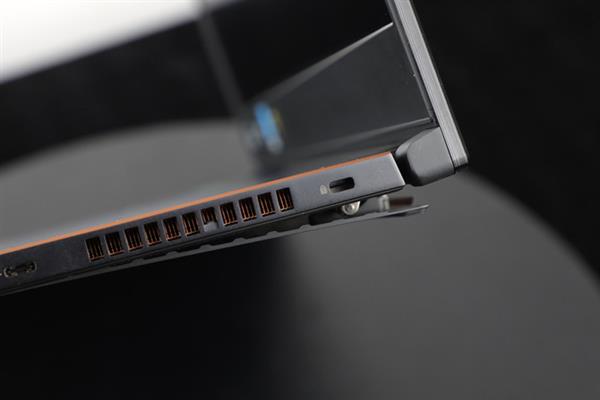 ROG冰刃3s Plus上手：超薄高性能兼得 轻薄本中的机皇