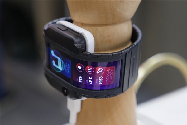可穿戴手机来了 新物种努比亚α官宣：4月8日发布