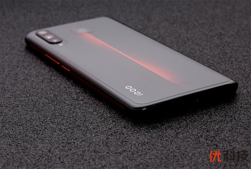 高颜值的性能猛兽 iQOO手机真机图赏