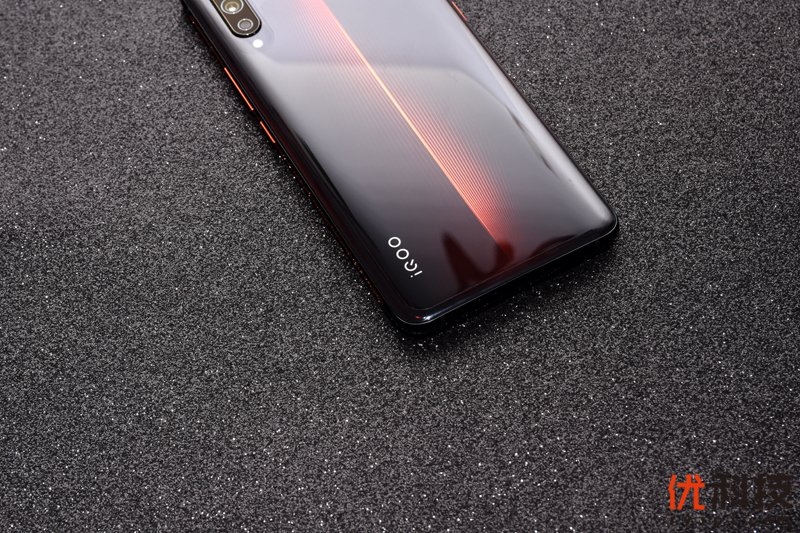 高颜值的性能猛兽 iQOO手机真机图赏