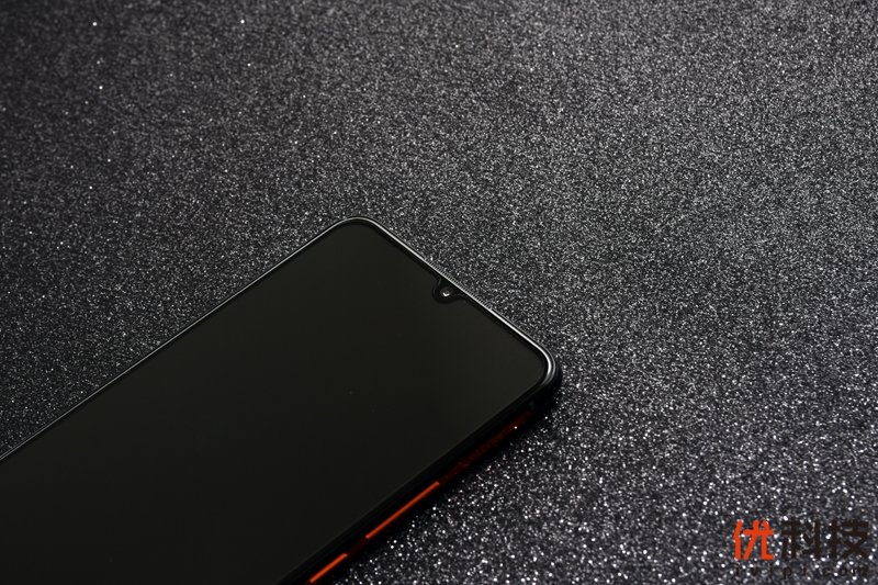 高颜值的性能猛兽 iQOO手机真机图赏