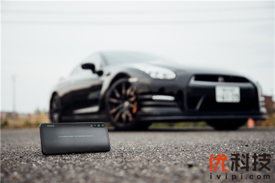 碳纤维纹理精湛工艺 武士黑iQOO决战铃鹿赛道