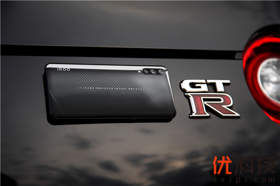 碳纤维纹理精湛工艺 武士黑iQOO决战铃鹿赛道