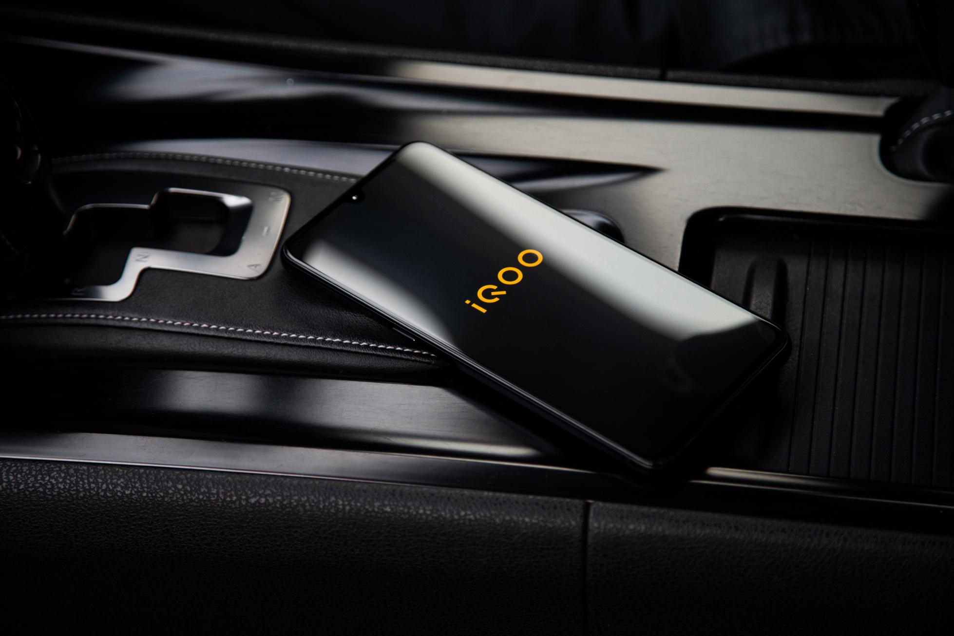 碳纤维纹理外观 iQOO武士黑今天开启全网预售