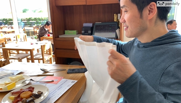 刘作虎就餐被拍 一加7 Pro真机照曝光