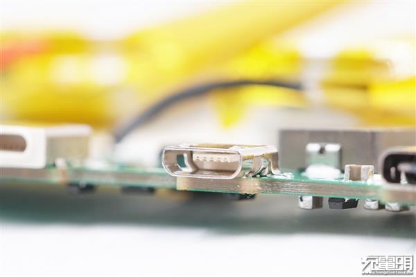 羽博30000mAh移动电源拆解：六大接口 仍很便携