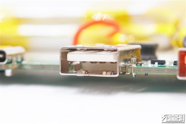 羽博30000mAh移动电源拆解：六大接口 仍很便携